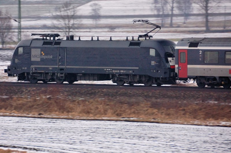 Eine weitere, der DB vermietete MRCE Dispolok: 182 526 alias ES 64 U2-026 vor einem Aushilfs-IC mit Fahrtziel Stuttgart. Aufgenommen im strmenden Regen am 18.01.2009 von der neuen Umgehungsbrcke bei Schnuttenbach an der KBS 980.