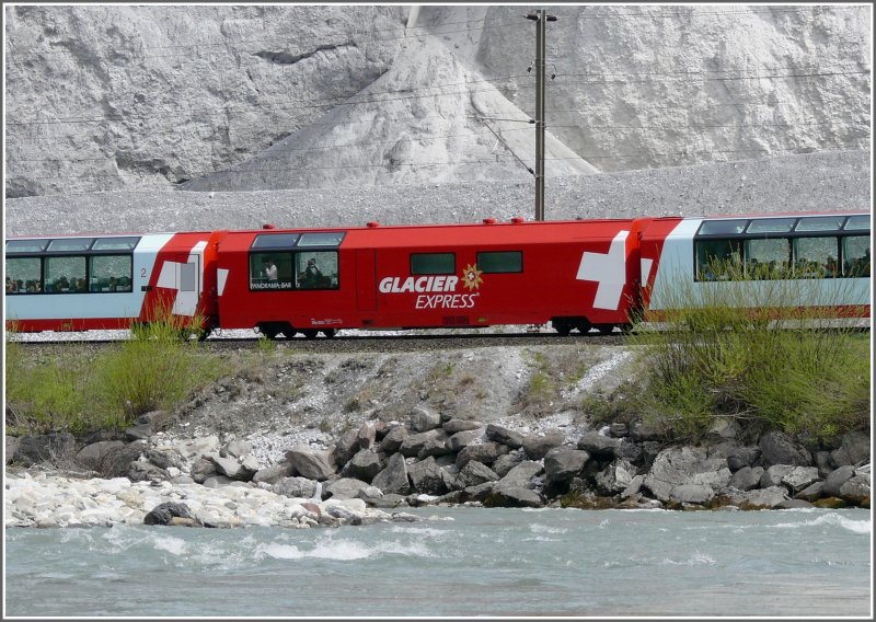 Eine weitere Erfolgsstory sind die neuen Zge des Glacier Express, die in ihrer Gesamtheit ein tolles Bild abgeben. Offensichtlich gefllts dem Publikum, denn Zug 903 von Chur nach Zermatt ist z.B. heute und morgen ausgebucht in beiden Klassen.
Hier im Bild der Bar- und Servicewagen beim passieren der Rheinschlucht bei Versam-Safien. (03.05.2008)