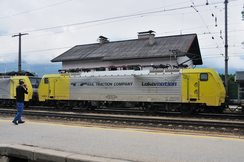 Eine weitere  Gelb-Silberne  f�r die Sammlung von Dennis. ES 64 F4 - 004  RTC-Lokomotion  gibt sich die Ehre. (Brixlegg, 20.06.2009).