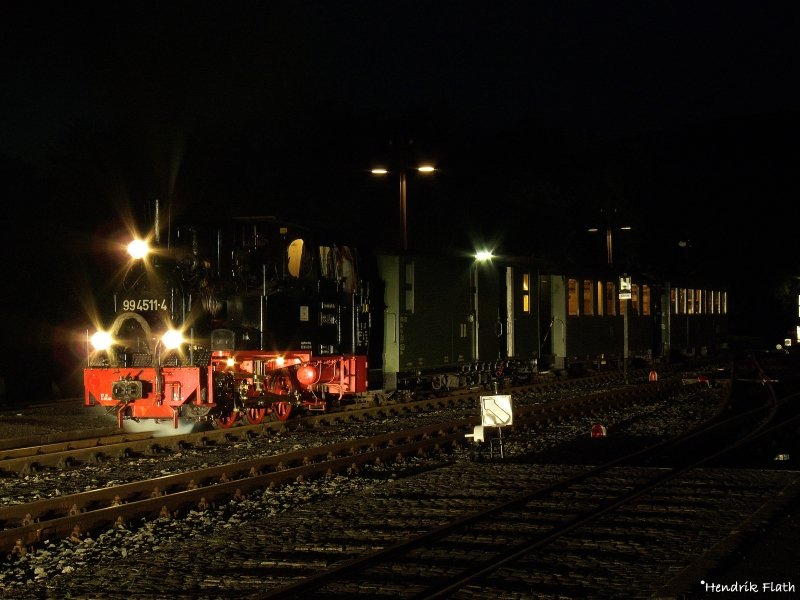 Eine weitere Nachtaufnahme, wieder mit Untersttzung eines Autos, entstand in Steinbach. Das Bild zeigt 99 4511-4 kurz vor der Abfahrt in Richtung Jhstadt.
Datum: 11.05.2008