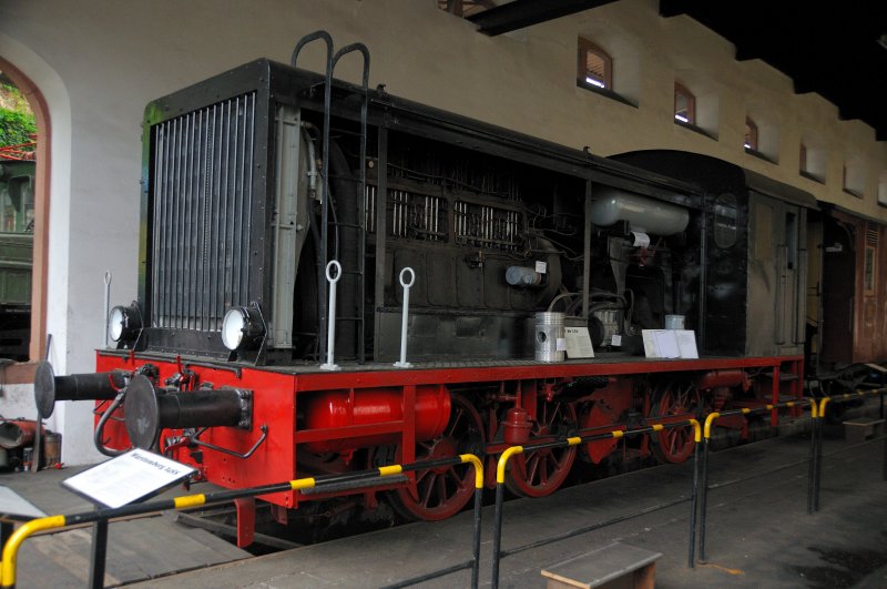 Eine weitere V 36 (V36 116) findet sich im Lokschuppen, Seitenwnde geffnet, um einen Einblick in die Technik zu offerieren. (Neustadt, Mai 2009).
