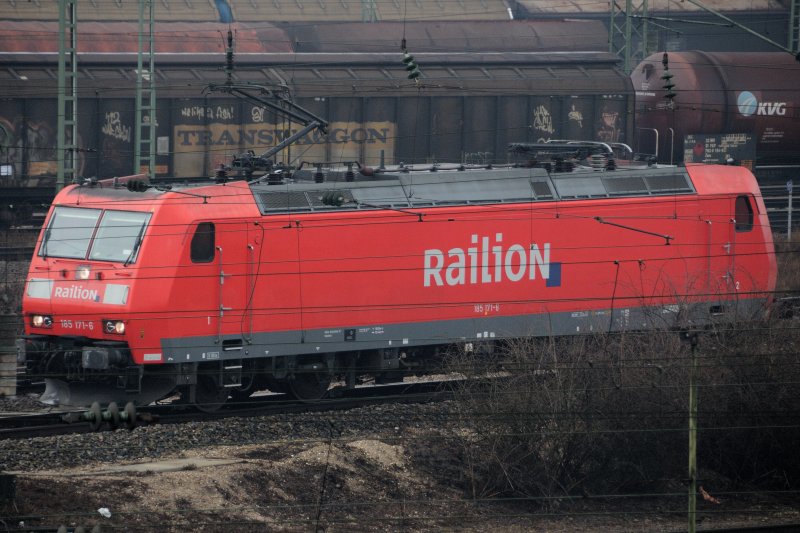 Eine weitere Variante: 185 171-6 RAILION auf Gestellungsfahrt im Mannheimer Rbf. (Feb. 2009).