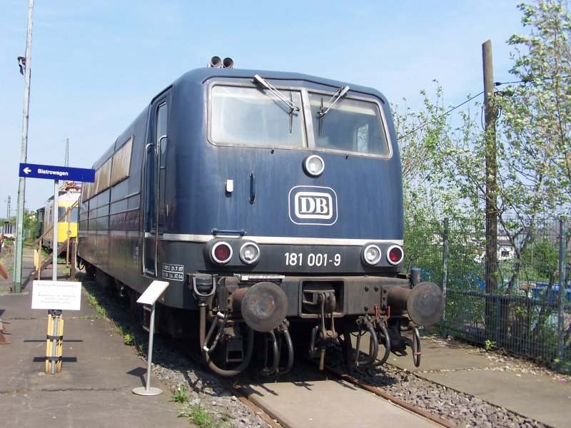 Eine weitere Vorserienmaschine - die 181 001. Mit diesen Maschinen wurde die Haubenbauweise in Deutschland popul�r - in den Bw's waren sie aber platzraubend.