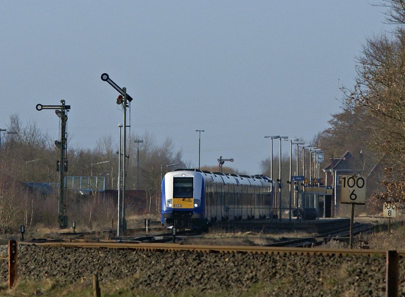 Eine Wendezuggarnitur der NOB durcheilt auf der Fahrt nach Hamburg-Altona am 08.03.2009 den Bahnhof von St. Michaelisdonn.
