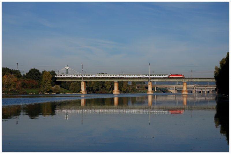Eine der wenigen 1014er Planleistungen ist EC 104  Sobieski  welchen die Lok bis Breclav bespannt. Ostbahnbrcke ber die Neue Donau in der Wiener Lobau am 4.10.2009.