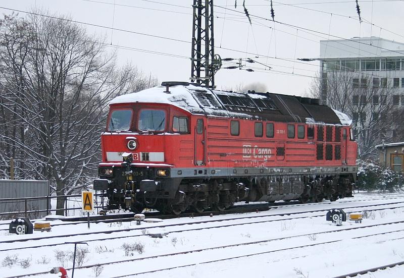 Eine der wenigen 232 mit automatischer Kupplung: 232 700-5 in Dresden Hbf am 25.01.05. 