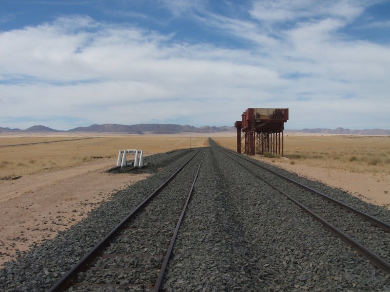Eine der wenigen Ausweich auf der in Erneuerung stehenden Sdbahn nach Lderitz, befindet sich in Garub. Garub war mal eine wichtige Wasser-Umladestation zur Versorgung von Lderitz. Welche Aufgabe den alten, dahinrostenden Wassertrmen zugedacht ist, kann niemend erahnen. Immerhin ein interessanter Kontrast in der gelbbrunen Wste.