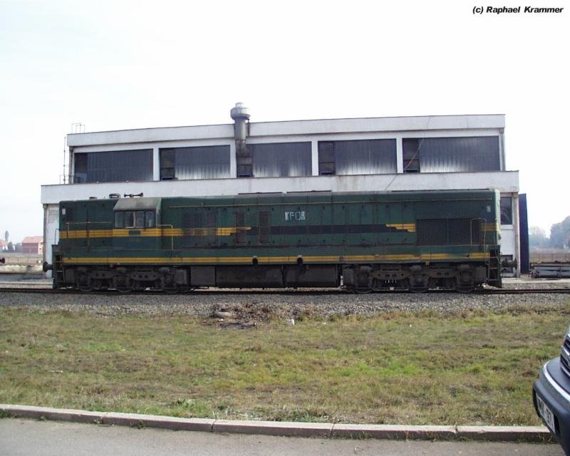 Eine der wenigen Loks der JZ-Baureihe 661, welche im Kosovo verblieben sind ist die 661 128, hier in Kosovo Polje. Im Jahr 2001 trgt die Maschine noch die Aufschrift  KFOR , wobei Militrtransporte aus Mazedonien kommend lngst mit den vorhandenen Di3 durchgefhrt wurden.
