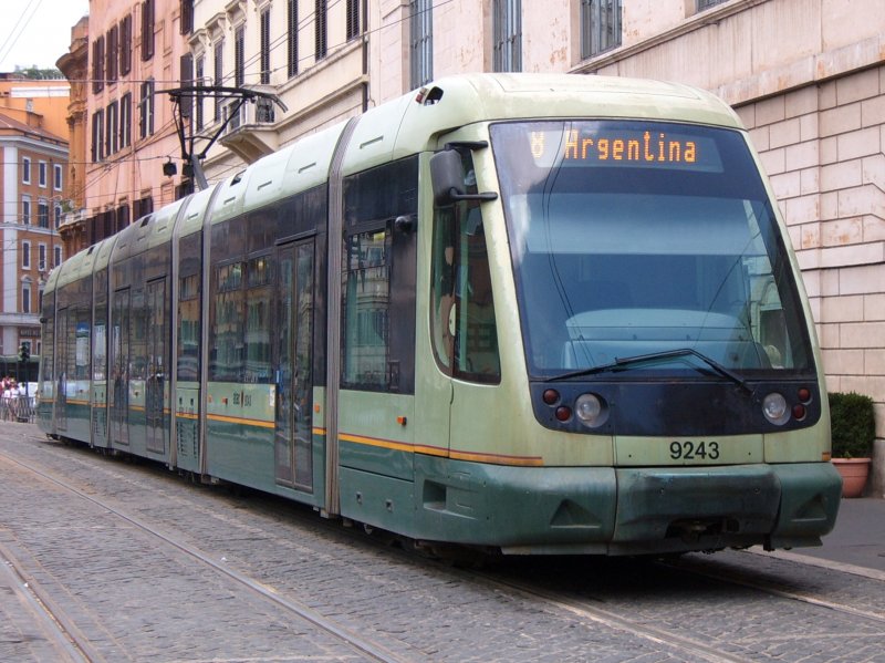 Eine der wenigen r�mischen Strassenbahnen an der Endhaltestelle im Stadtzentrum von Rom am 28.05.2009.