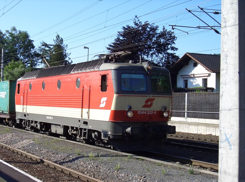 Eine der wenigen Schachbrett 1044er saust am 7.6.2004 mit einem Containerzug durch den Bahnhof Salzburg-Aigen.