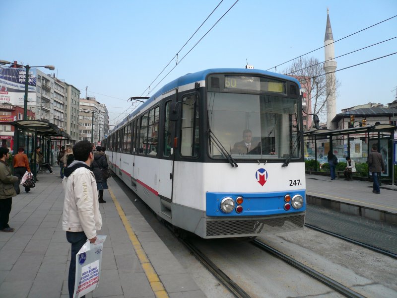 Eine der wenigen Straenbahnen lterer Bauart, die auf der Strecke Zeytinburnu-Kabatash fhrt am 8.4.2009 in der Station Findikzade.