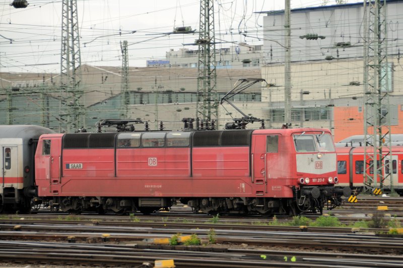 Eine der wenigen verbliebenen orientroten Europaloks der Baureihe 181 zieht einen Intercity in den Frankfurter Hbf. 181 213-0 hrt auf den Namen  Saar . Von ehemals insgesamt 29 Maschinen (inklusive der 4 Vorserienloks) sind derzeit noch fnfzehn in Betrieb, davon 4 orientrote. (27.04.09).