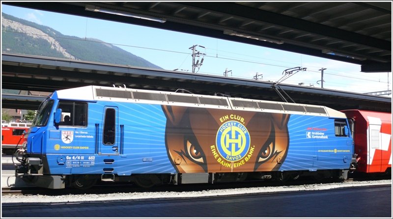 Eine Werbelok, deren Blick man nicht entrinnen kann. Ge 4/4 652 im Bahnhof Chur (01.06.2009)