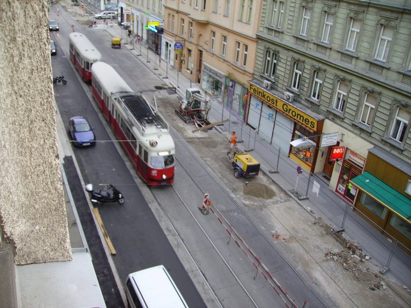 Eine Wiener Straenbahn von oben.(Sommer 2006)