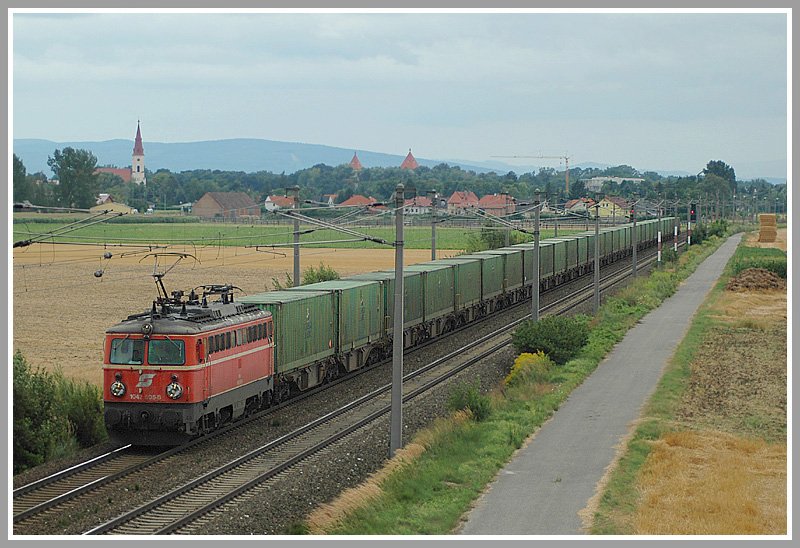 Eine willkommene Abwechslung am 4.8.2006 kurz nach Ebenfurth. Altlack 1042 505 auf dem Weg nach Wien ZVB.