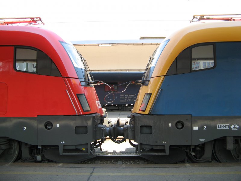 Eine wirklich europ�ische Verbindung. 1116 009 der �BB und 1047 004 der MAV warten auf Ausfahrt in Wien Westbahnhof nach Budapest 