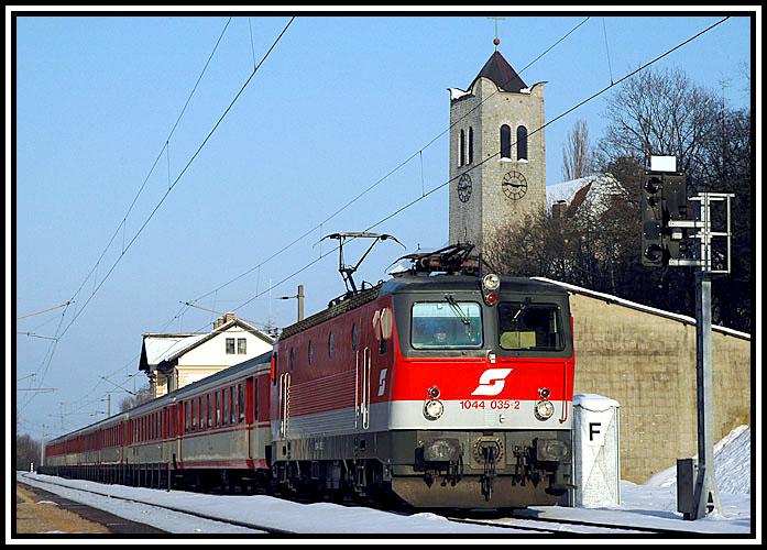 Eine wirklich schne Eilzuggarnitur gezogen von 1044 035 am 15.1.2006 bei der Durchfahrt in Grafenstein (Franz-Josefs-Bahn)