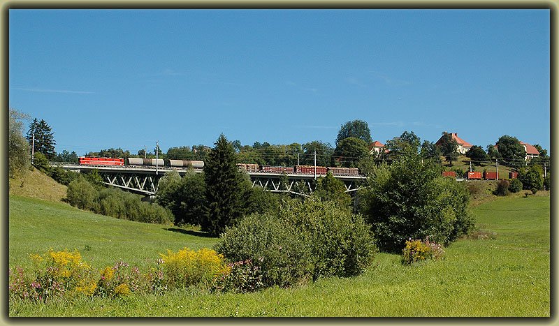 Eine wunderschne Abwechslung im Alltagsbetrieb in sterreich war 1044 040 mit einem Gterzug am 1.9.2006 kurz vor St. Veit an der Glan in Krnten.