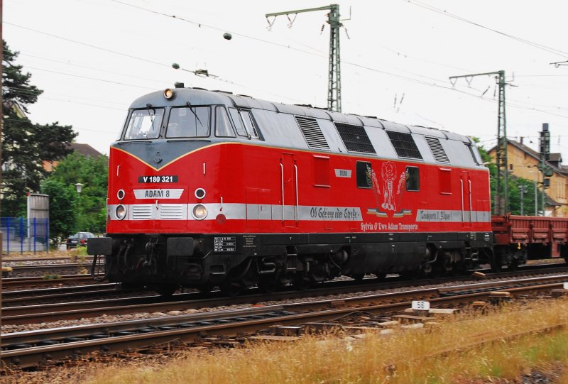 Eine wundersch�ne Lok aus vergangenen Zeiten. Die V180 321. Blitzsauber als h�tte man sie gerade aus dem Lokschuppen geholt. Sie zieht hier am 26.05.2009 einen Zug mit Flachwagen, der neues Material f�r die Gleisarbeiten zwischen Bielefeld und Bielefeld-Brackwede bringt.