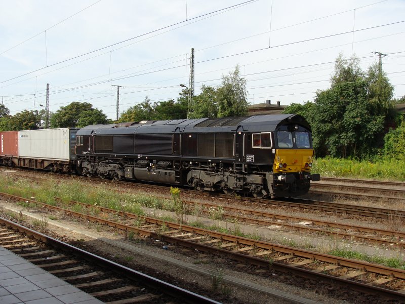 Eine wunderschne schwarze Class 66 fhrt mit einem Containerzug durch Magdeburg Hbf. Leider ist sie nur sehr sprlich beschriftet. Wei jemand, wem sie gehrt? Fotografiert am 29.07.2009