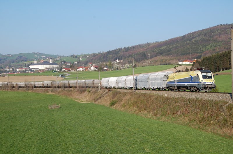 Eine X-Largeversion vom Kalkzug Voest-Steyrling war am 11.04.2007 zwischen Schlierbach und Kirchdorf/Kr.unterwegs.Gezogen wurde der Zug wie meistens von der ES 64 U2-080. Auch hier im Hintergrund zu erkennen das Stift Schlierbach.