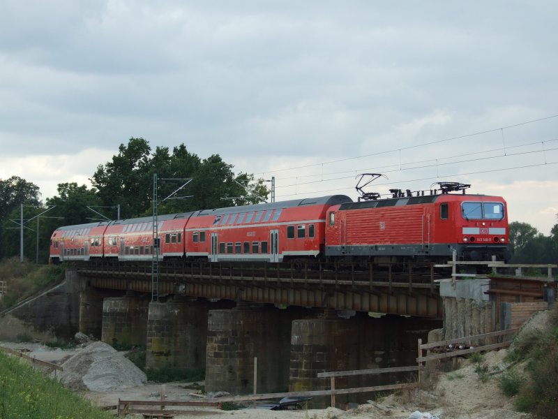 Eine der zahlreichen Eisenbahnbrcken zwischen Elbe und Mulde, hier zwischen Dessau und Rosslau entlang der KBS 256.
Hier mit dem RE1 nach Magdeburg (RE 36110) zu sehen.
Dessau, der 17.9.08