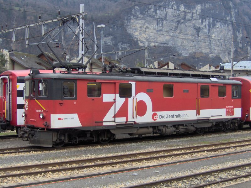 eine Zehnradbahd Lokomotive der Zentralbahn steht mit einem Schnellzug nach  Luzern abfahrtbereit im Bahnhof Meiningen.
Sommer 2005 