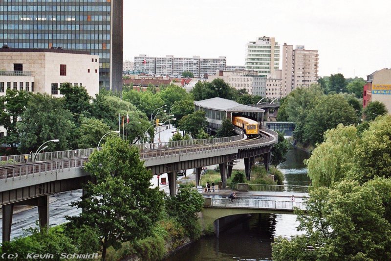Eine Zug der Berliner U-Bahn verlässt den Bahnhof Möckernbrücke. (August 2005)