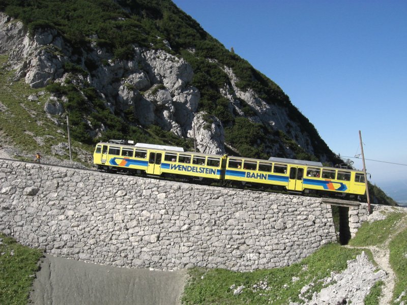 Eine Zugarnitur der  Wendelsteinbahn  kurz vor erreichen des Berg-
bahnhofes. Aufgenommen am 08. September 2009.