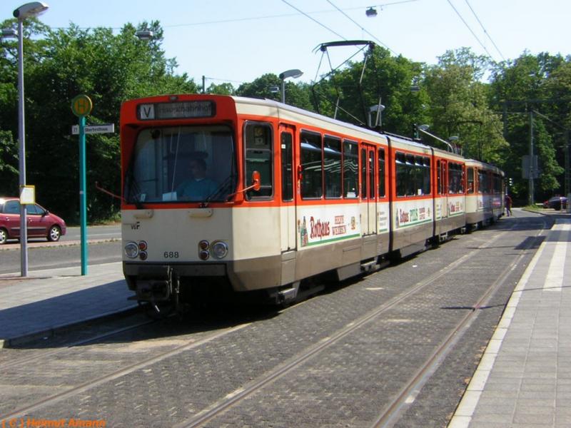 Eine Zugbildung mit Seltenheitswert gab sich am 28.05.2005 als 1. 
V-Zug an der Haltestelle Oberforsthaus die Ehre: Die Pt-Triebwagen
688 und 689, beide noch in alter Lackierung elfenbein / orange und
beide mit der gleichen Werbung beklebt.