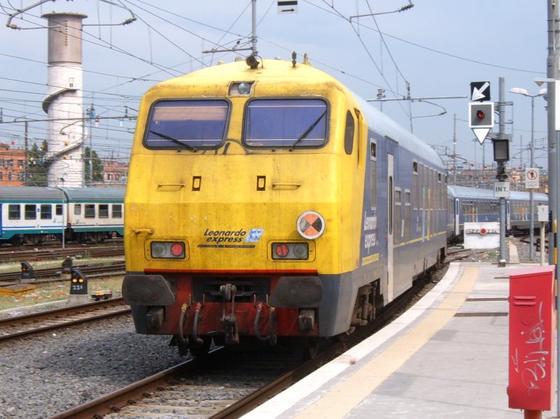 Eine Zugkombination des Leonardo Express', der zwischen Roma Termini und dem Flughafen Fiumicino pendelt, verlsst am 28.05.2009 Roma Termini.