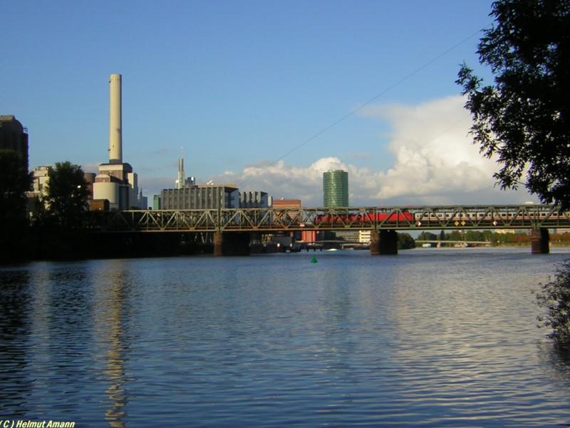 Eine Zugkreuzung eines aus dem Hauptbahnhof Frankfurt am Main
ausfahrenden und eines einfahrenden Zuges am Abend des 17.09.2005
auf der Main-Neckar-Brcke. Der ausfahrende Zug hat am Zugschlu
erkennbar eine 101, bei der anderen Lok bin ich mir nicht durch
die Entfernung bedingt nicht sicher, es scheint sich meiner
Ansicht nach um eine 146 zu handeln. 