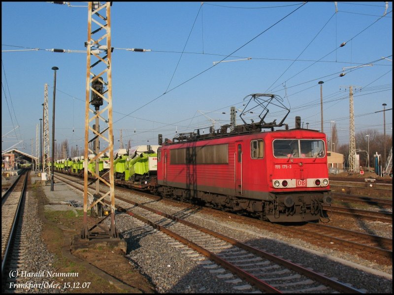 Eine Zugladung  Claas Lexion 600  ist hier im Bf Frankfurt/Oder zu sehen. Leider ist die passende 152 005 mit der Claas-Werbung nicht davor :( . 155 175 hat dafr diese kostbare Fracht am Haken.
