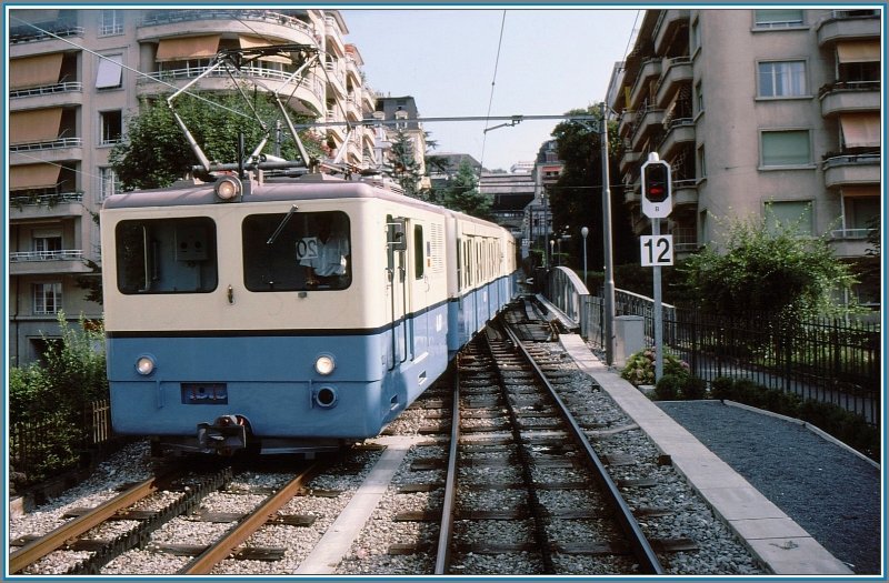 Eine Zugskomposition mit He 2/2 der LO in der Ausweichstelle Montriond. (Archiv 08/94)