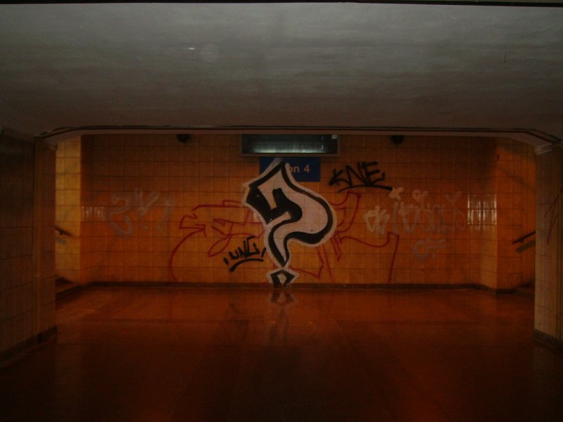 Eine zustzlich weitergebaute Unterfhrung voller Graffiti im Bahnhof Gliwice. (August 2008)