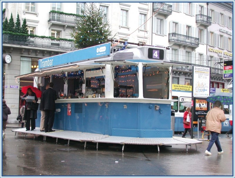 Eine zweckentfremdete Strassenbahn steht als Trambar whrend der Adventszeit auf dem Paradeplatz in Zrich. Fr wrmenden Glhwein sind die gegenwrtigen Temperaturen allerdings noch zu hoch. (06.12.2006)