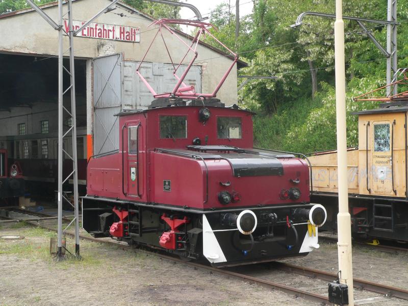 Eine von zwei E-Loks der Buckower Kleinbahn. 5.6.06