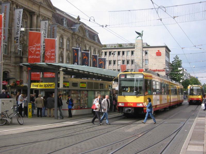 Eine Zweisystem-Stadtbahn des KVV der Linie S5 mit Fahrtziel Sllingen hlt am 02.10.2004 am Europaplatz in Karlsruhe.