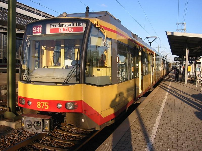 Eine Zweisystem-Stadtbahn der Linie S41 in Richtung Freudenstadt Hbf steht am 06.11.2005 abfahrbereit im Hauptbahnhof Karlsruhe