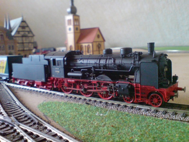 Eine,der schnsten Dampflokomotiven,ist fr mich die: 17.1103 !Sie hat alles,was man von einer Dampflokomotive der alten Zeit erwartet!Von:1911 bis 1914 gefertigt knnte man sie als den Vorlufer der: S3/6  bezeichnen!Dieses  Fleischmann -Modell liegt sehr hoch im Preis;jedoch denke ich,da sich diese Investition lohnt!Souvern nimmt sie auch ein paar Unebenheiten mit!Man kann ruhig ein paar Wagen mehr dranhngen,mag es der Wirklichkeit entsprechen oder nicht,sie macht das schon!Das ist Qualitt!