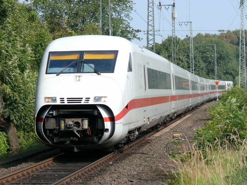 Einem Fisch mit weit geffnetem Maul gleich fhrt dieser ICE durch Kln-West. Aufgenommen am 19/09/2009.