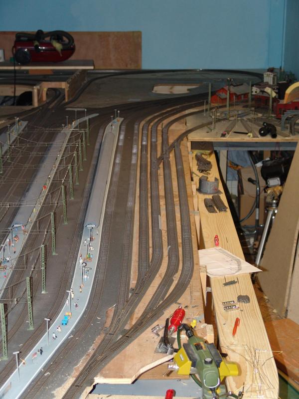 Einen Ausschnitt aus der Anlage von A. Capaul. Das Bild zeigt einen Teil des Bahnhofes. Rechts sieht man das Brett, dass spter die Rampe zum Schattenbahnhof wird.