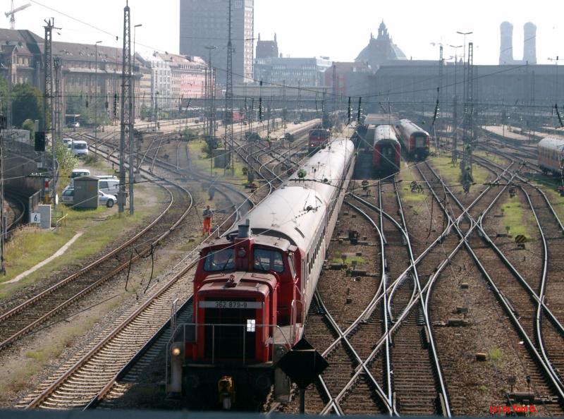 Einen Blick auf den Mnchener Hauptbahnhof kann man auf diesem Foto werfen. Das Bild entstand von der Hackerbrcke aus. Dank dem guten Wetter kann man oben rechts den Frauendom erkennen.