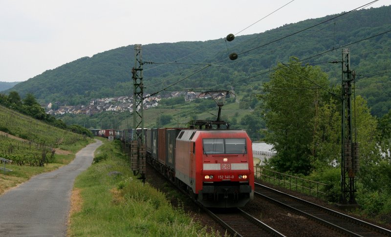 Einen Containerzug in Richtung Koblenz zieht 152 140 am 21.05.08 auf der rechten Rheinstrecke und konnte so zwischen Assmannshausen und Lorch festgehalten werden. 