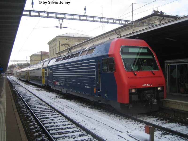Einen Doppelstckigen ICE?, ja das gibts, sofern es einen Ersatzzug in Form eines DPZ zwischen Schaffhausen und Zrich ist. Scherz beisete, der ICE 185 hatte am 23.11.08 20 Minuten Versptung. In dessen Fahrlage fuhr die Re 450 063-3 ''Hombrechtikon'' als IR 33185 von Schaffhausen nach Zrich.