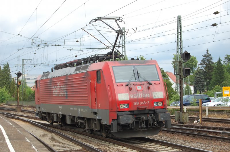 Einen etwas anderen  Railion -Schriftzug trgt 189 048-2 an Fhrerstand 2. So gesehen am 28.5.2009 in Bietigheim-Bissingen.