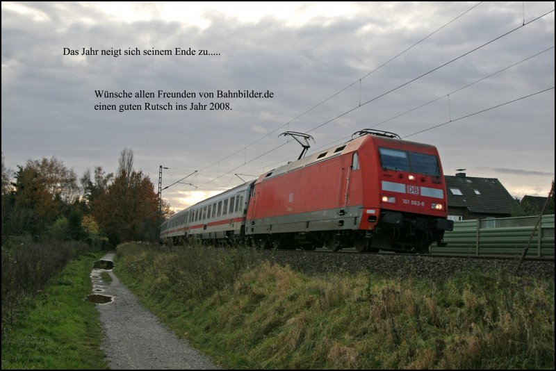 Einen guten Rutsch ins Jahr 2008 wnsch ich allen Freunden von Bahnbilder.de.
101 062 bringt bei Haltern am See den InterCity 435 (Luxembourg - Norddeich-Mole) von Koblenz nach Norddeich-Mole. (10.11.07)