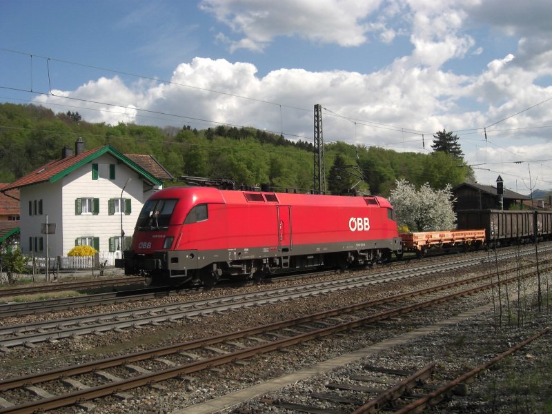 Einen Halt musste der Taurus 1016 024-0 im Priener Bahnhof am
19. April 2009 mit einem G�terzug einlegen.