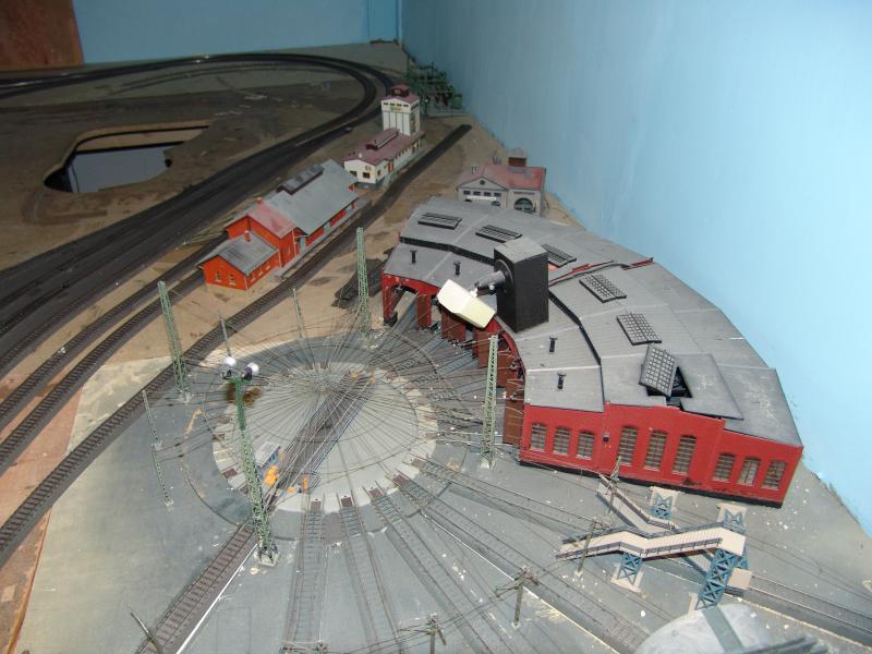 Einen kleinen Ausschnitt aus der Anlage von A. Capaul. Das Bild zeigt einen Teil eines Bahnhofes mit dem Depot und mit zwei Industriegebuden.