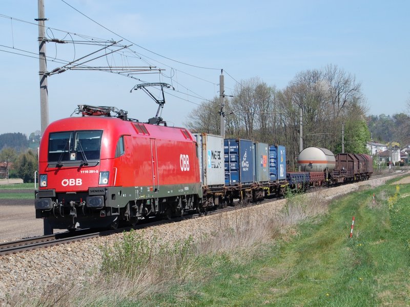Einen kurzen G�terzug hat die 1116 281 am 17.04.2007 angeh�ngt bekommen und ist damit auf der Phyrnbahn unterwegs. Zu sehen ist der Zug kurz nach Rohr im Kremstal in Fahrtrichtung S�den.
